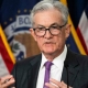 La Federal Reserve mantiene i tassi d'interesse invariati ai massimi degli ultimi 22 anni e ha riveduto al rialzo la sua previsione di crescita del PIL negli Stati Uniti, raddoppiandola La Federal Reserve mantiene i tassi d'interesse invariati ai massimi degli ultimi 22 anni e ha riveduto al rialzo la sua previsione di crescita del PIL negli Stati Uniti, raddoppiandola