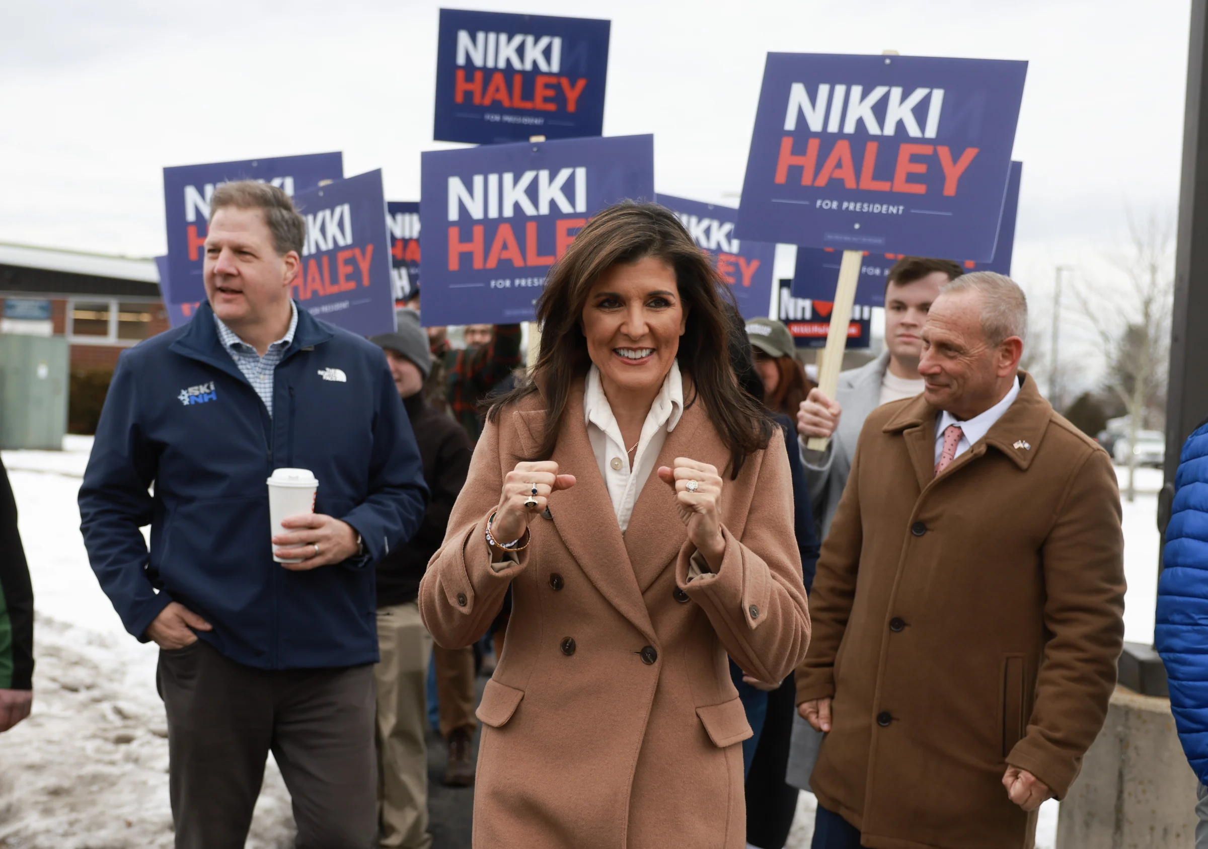 Trump sconfigge Haley nelle primarie del New Hampshire, avvicinandosi così a una rivincita con Biden